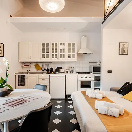 16th Century World Heritage, Via Garibaldi Apartment